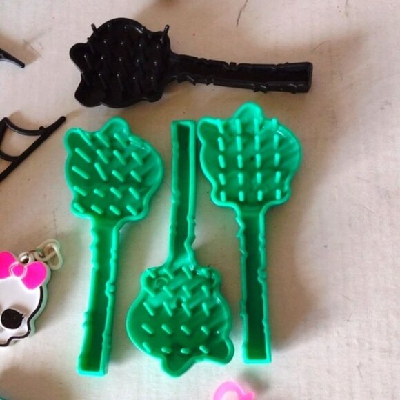 Monster High Miscellaneous Accessories and Items x 22 Pieces - Picture 4 of 11